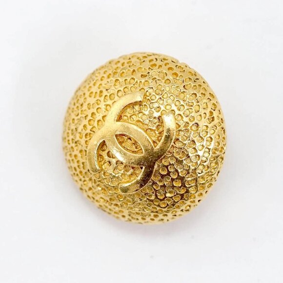 CHANEL CC Logos Round Clip-On Earrings Gold Tone 96P Auth #24031 - Picture 6 of 6